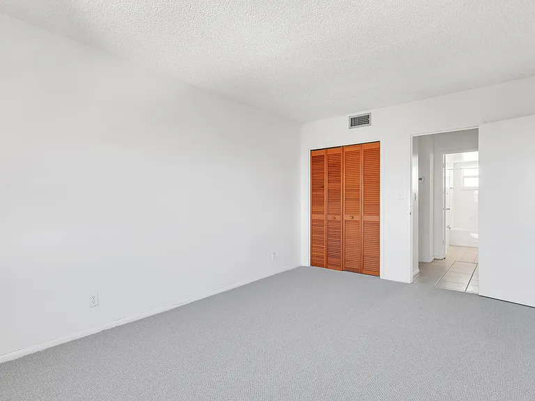 2555 NE 11th St #804 — Photo 13