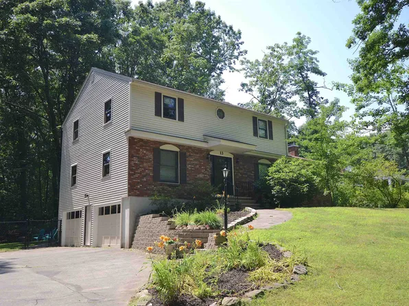 13 Woodhenge Circle, Londonderry, NH 03053