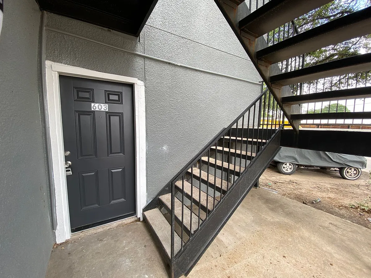Building Photo - 9696 Walnut St #603