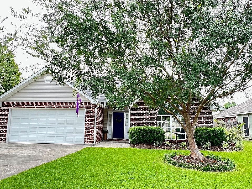 Lots of curb appeal!