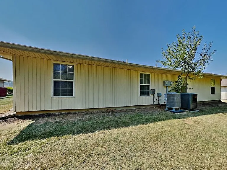 400 NW Woodbury Dr — Photo 25