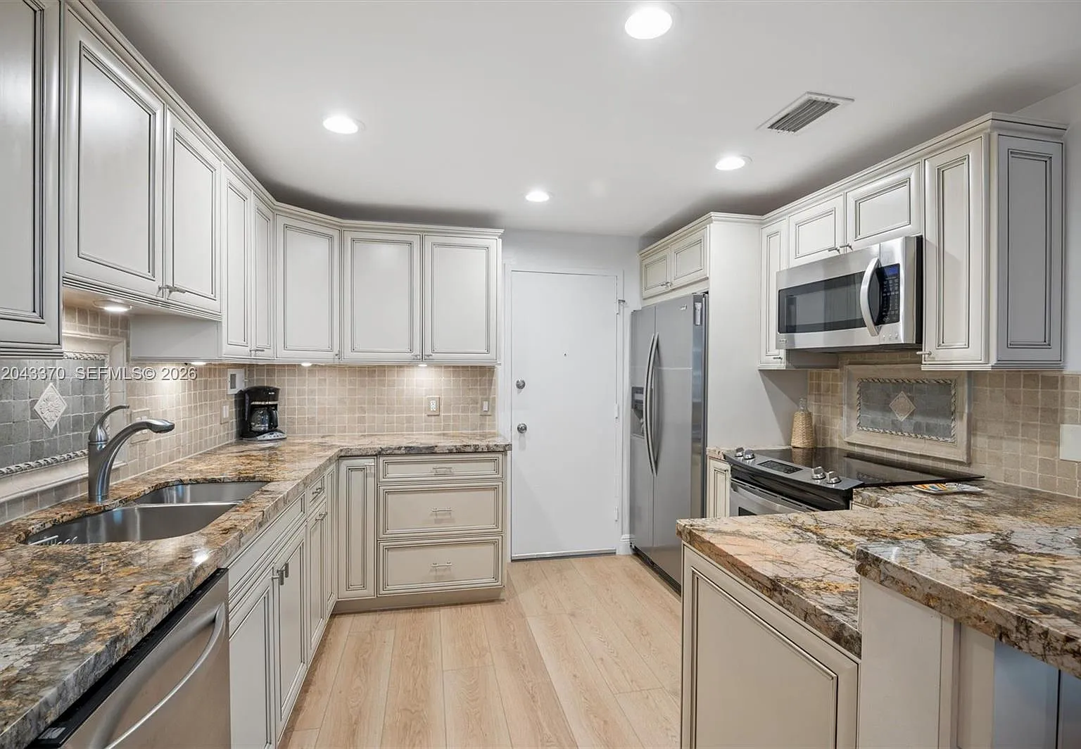 Alexander Towers Condo — Photo 3