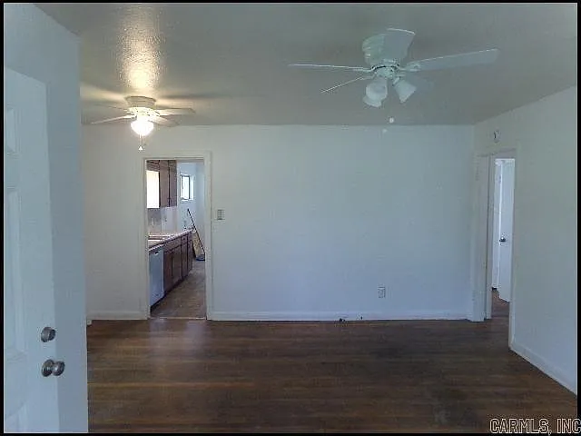 3 bed, 1.0 bath, 1025 sqft, $890 — Photo 2