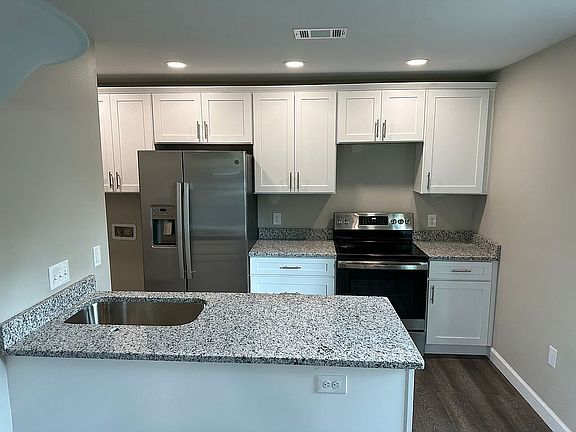 3rd image of 8033 Tippin Ave