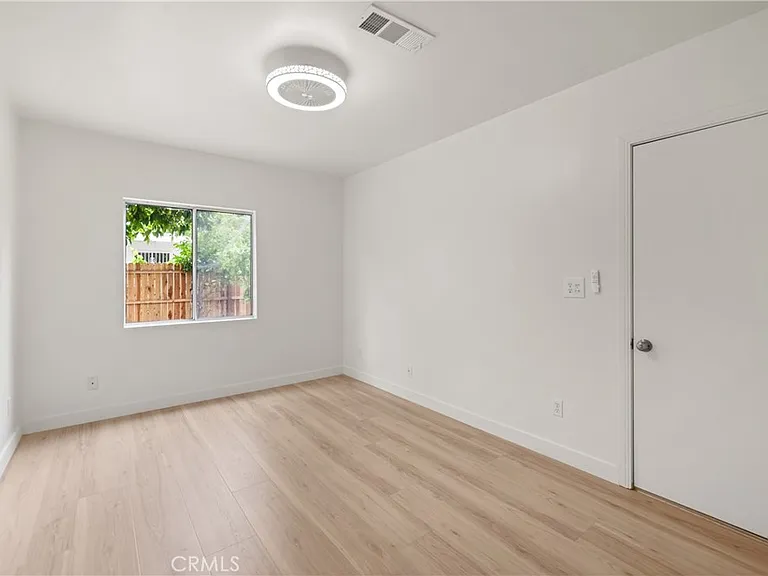 18418 Sylvan St — Photo 8
