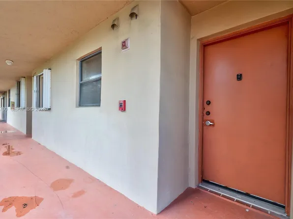 10253 NW 9th Street Cir APT 407-6, Miami, FL 33172