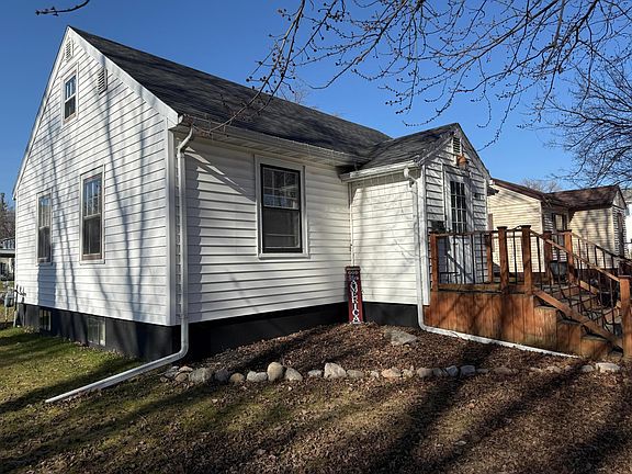 3rd image of 411 2nd St NE