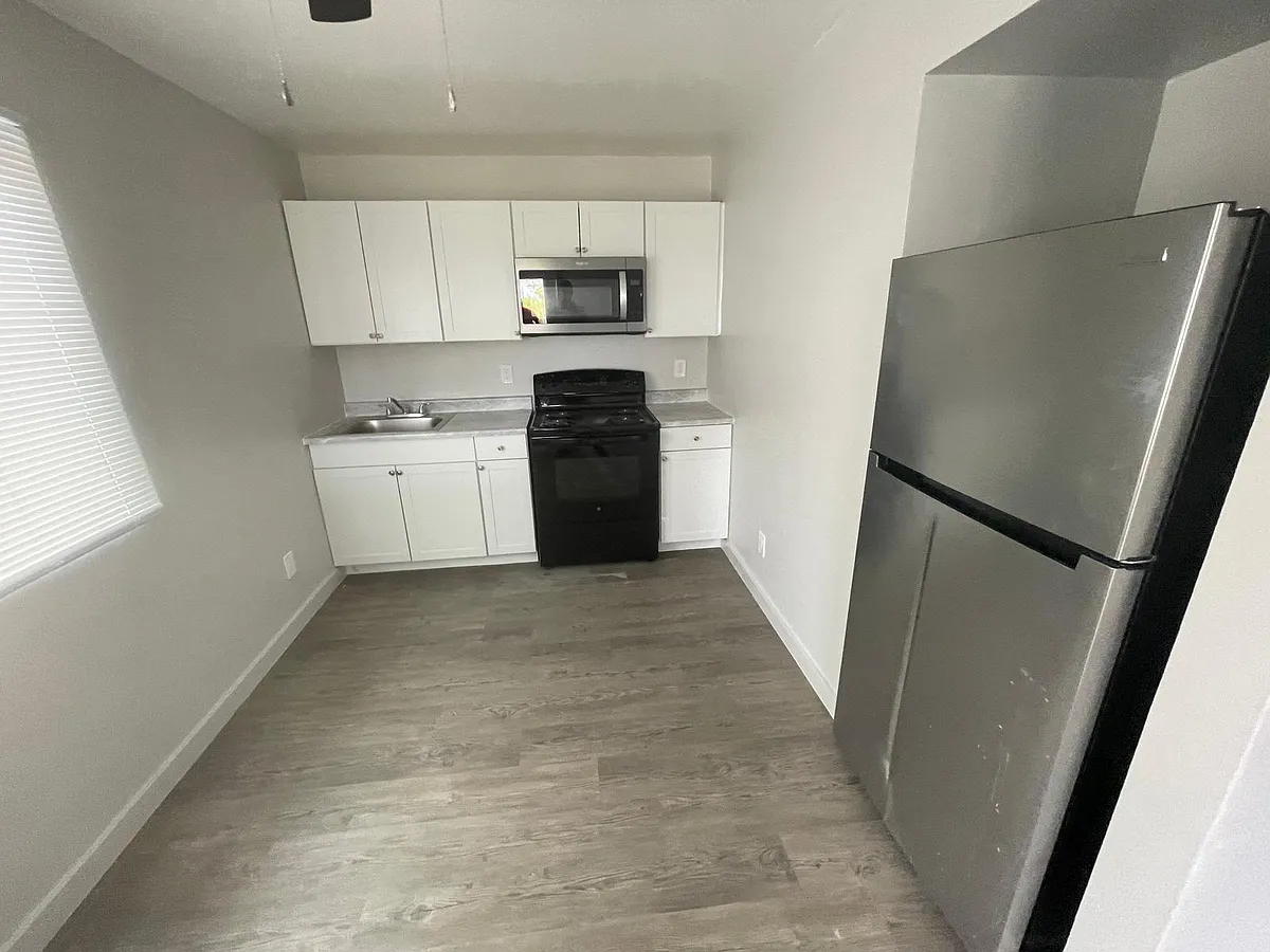 Building Photo - 6623 S 10th St #1