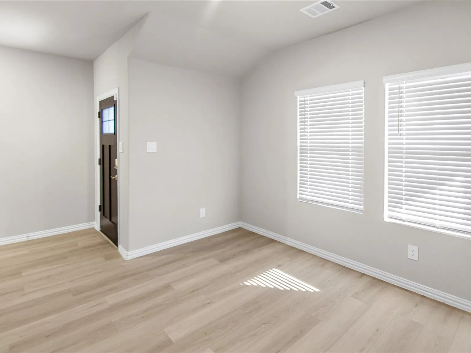 3 bed, 1859 sqft, $2,200 — Photo 2