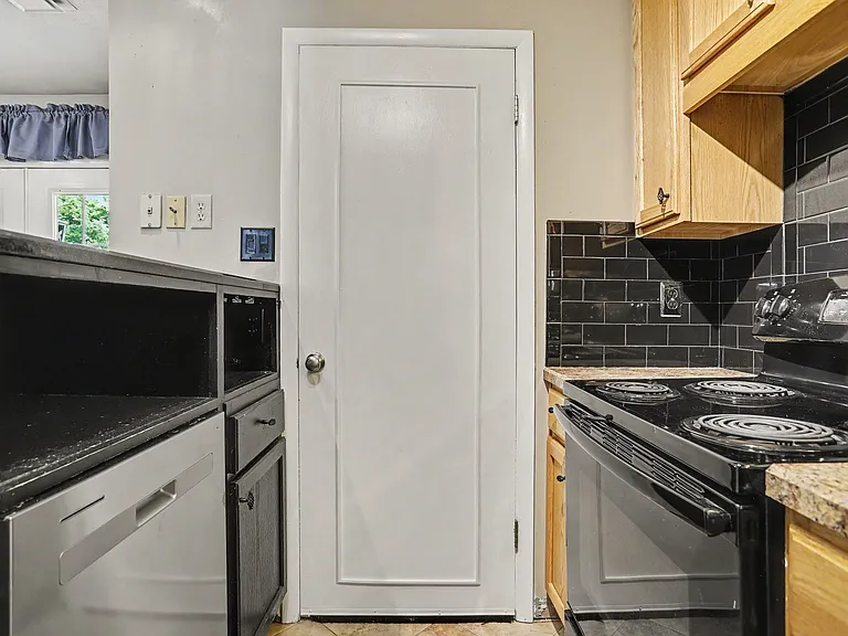 803 Hills Dr — Photo 13