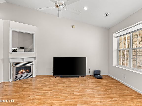 4th image of 90 Pear Tree Ln