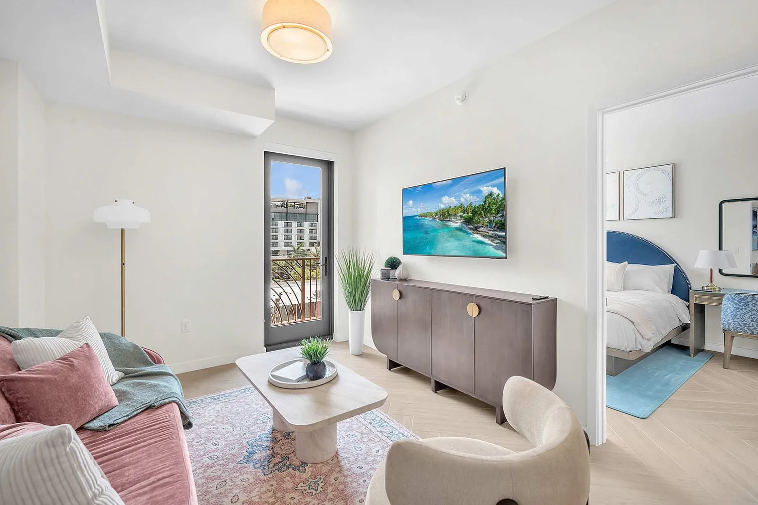 1 bed, 1.0 bath, 635 sqft, $2,514 — Photo 2