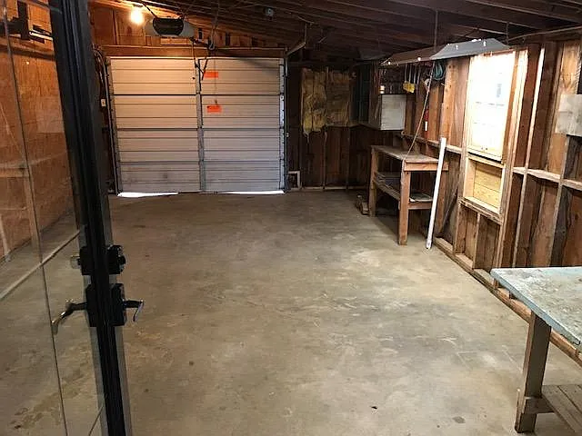 1 stall garage.
