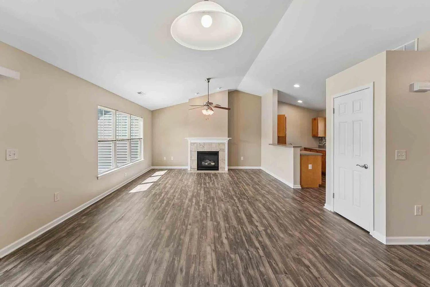 Saratoga Crossing Apartments & Townhomes — Photo 3