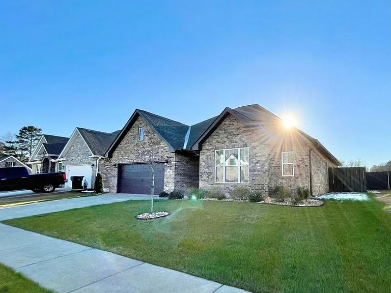 102 James Parcus Cir — Photo 2