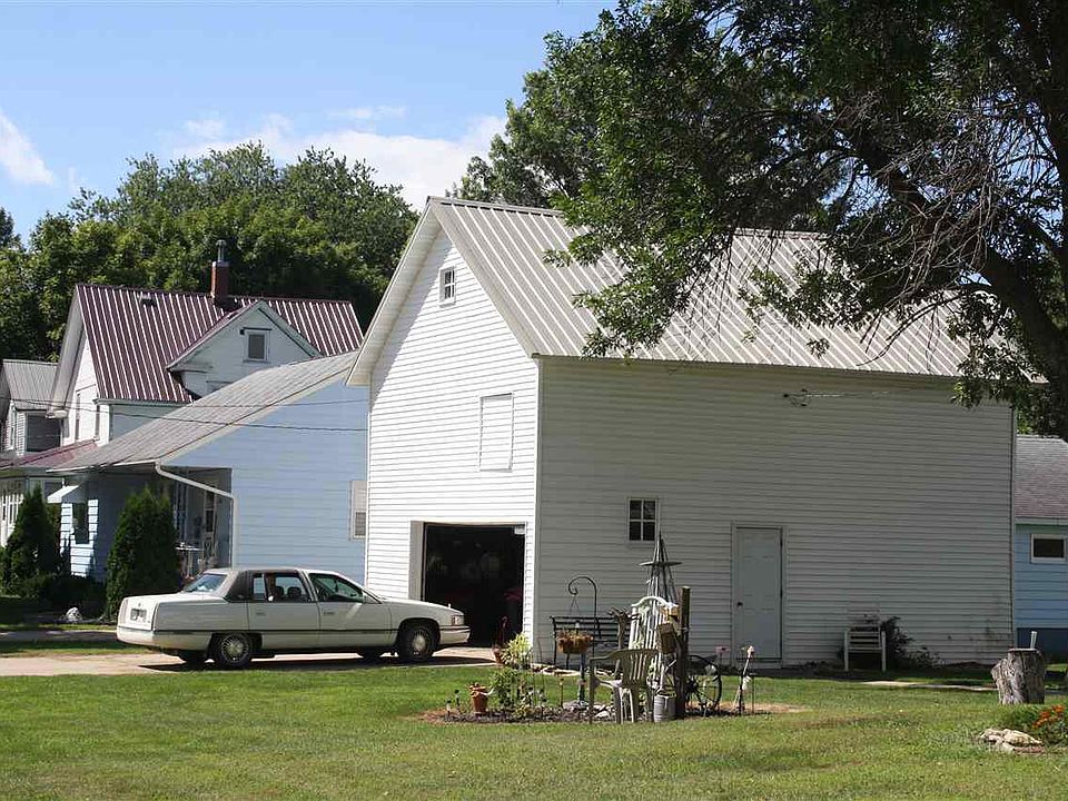 2nd image of 211 Mechanic St