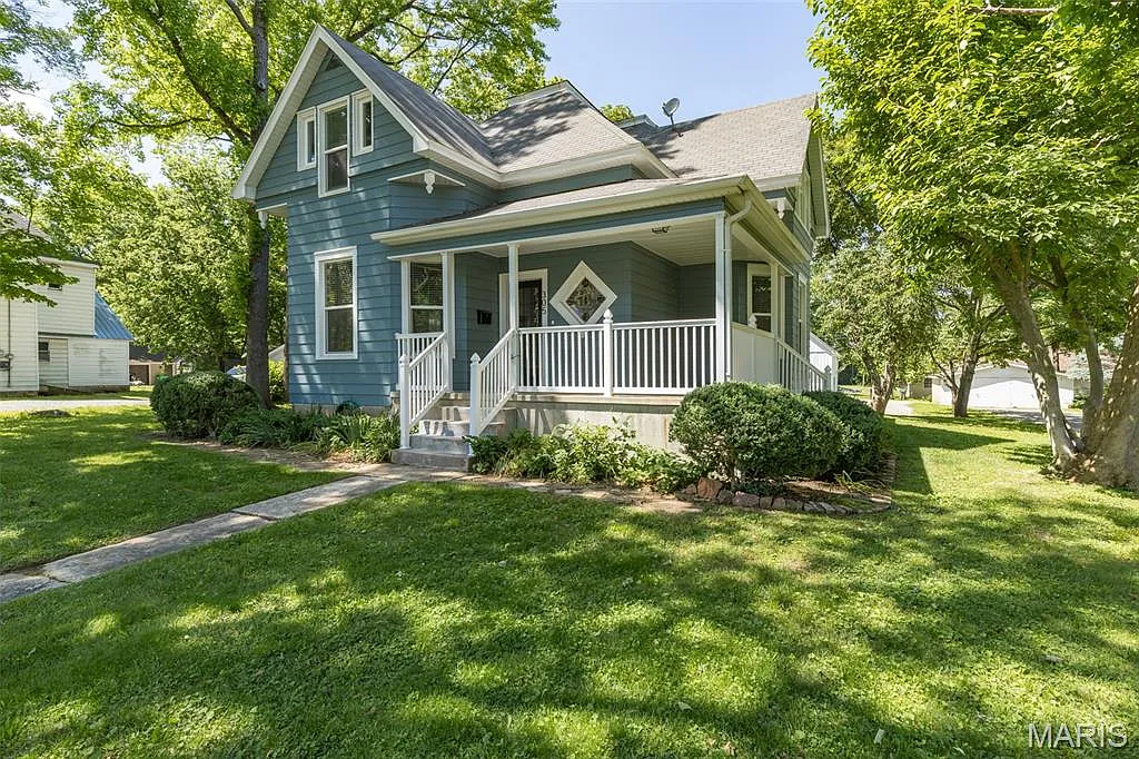 305 W 1st St photo 1