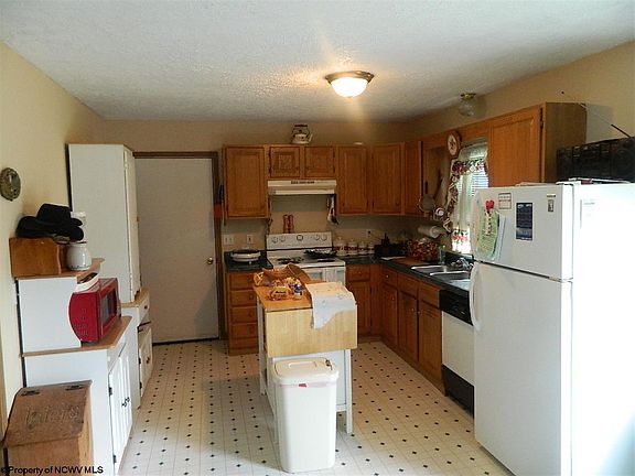 2nd image of 10 Woodside Ln