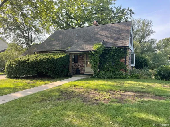 5721 Corunna Ave, Clarkston, MI 48346