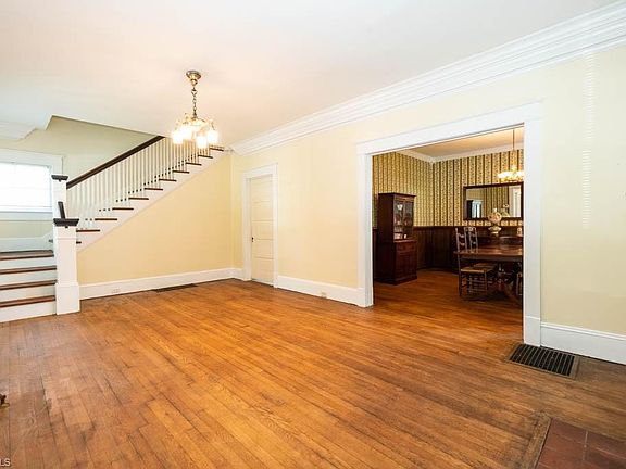 4th image of 905 Magnolia St