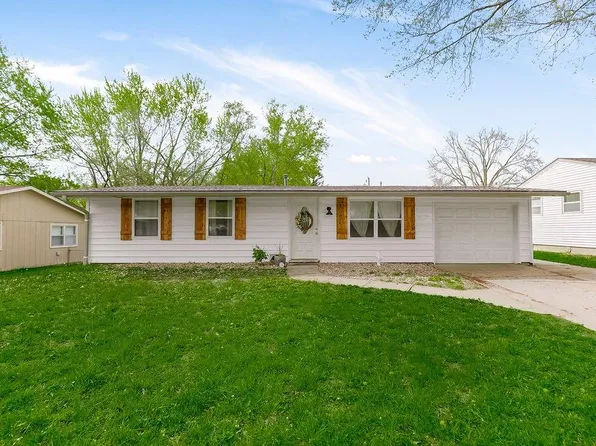 321 Holiday Dr, Lansing, KS 66043