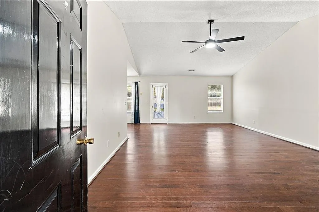 3 bed, 2.0 bath, 1243 sqft, $2,100 — Photo 2