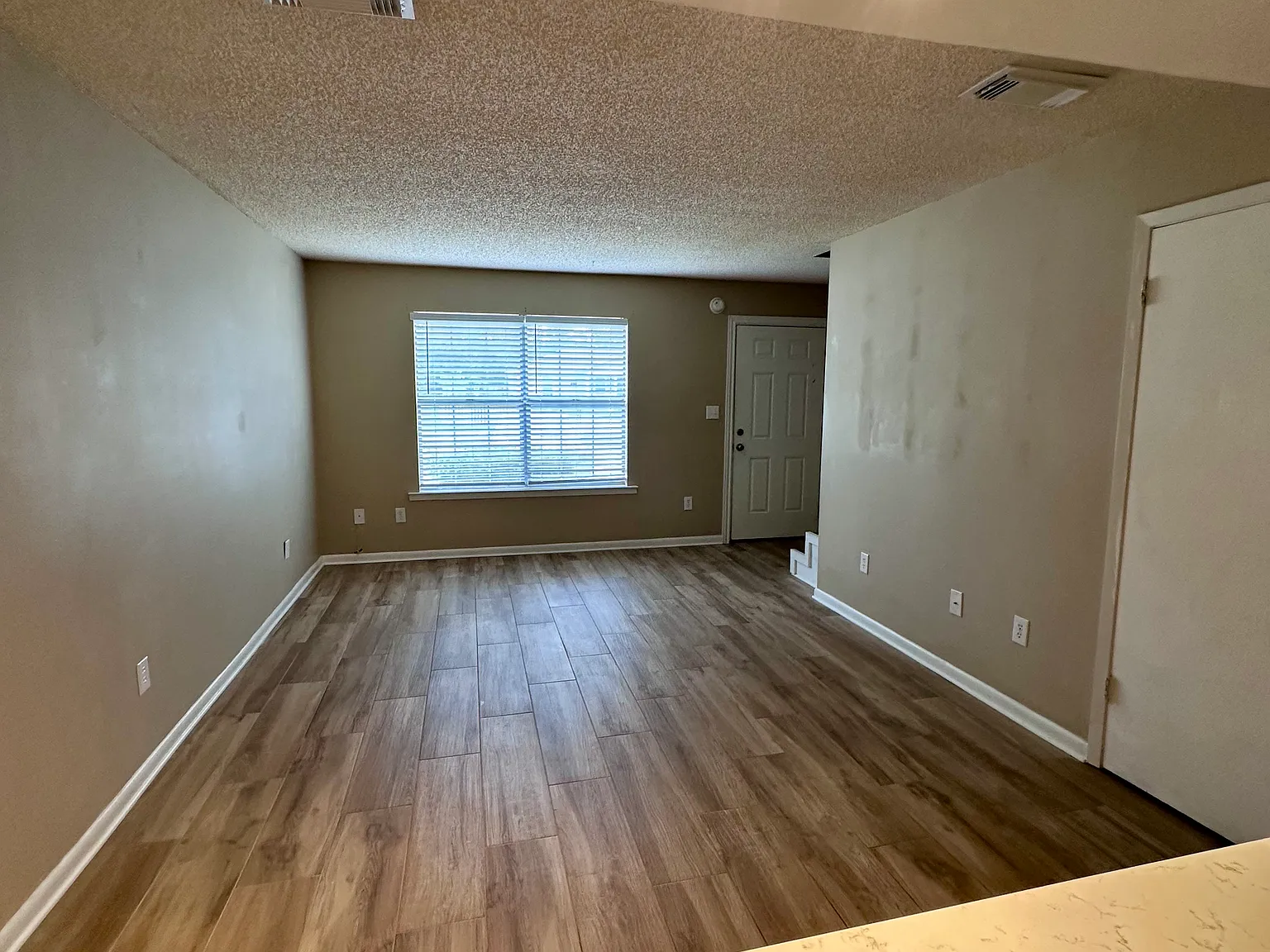 2 bed, 1.5 bath, 1010 sqft, $1,550 — Photo 4