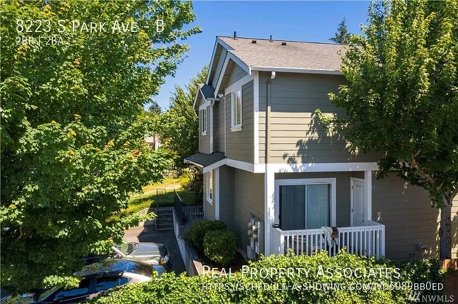 Spacious Renovated Two Bedroom Townhouse in Tacoma near JBLM — Photo 2