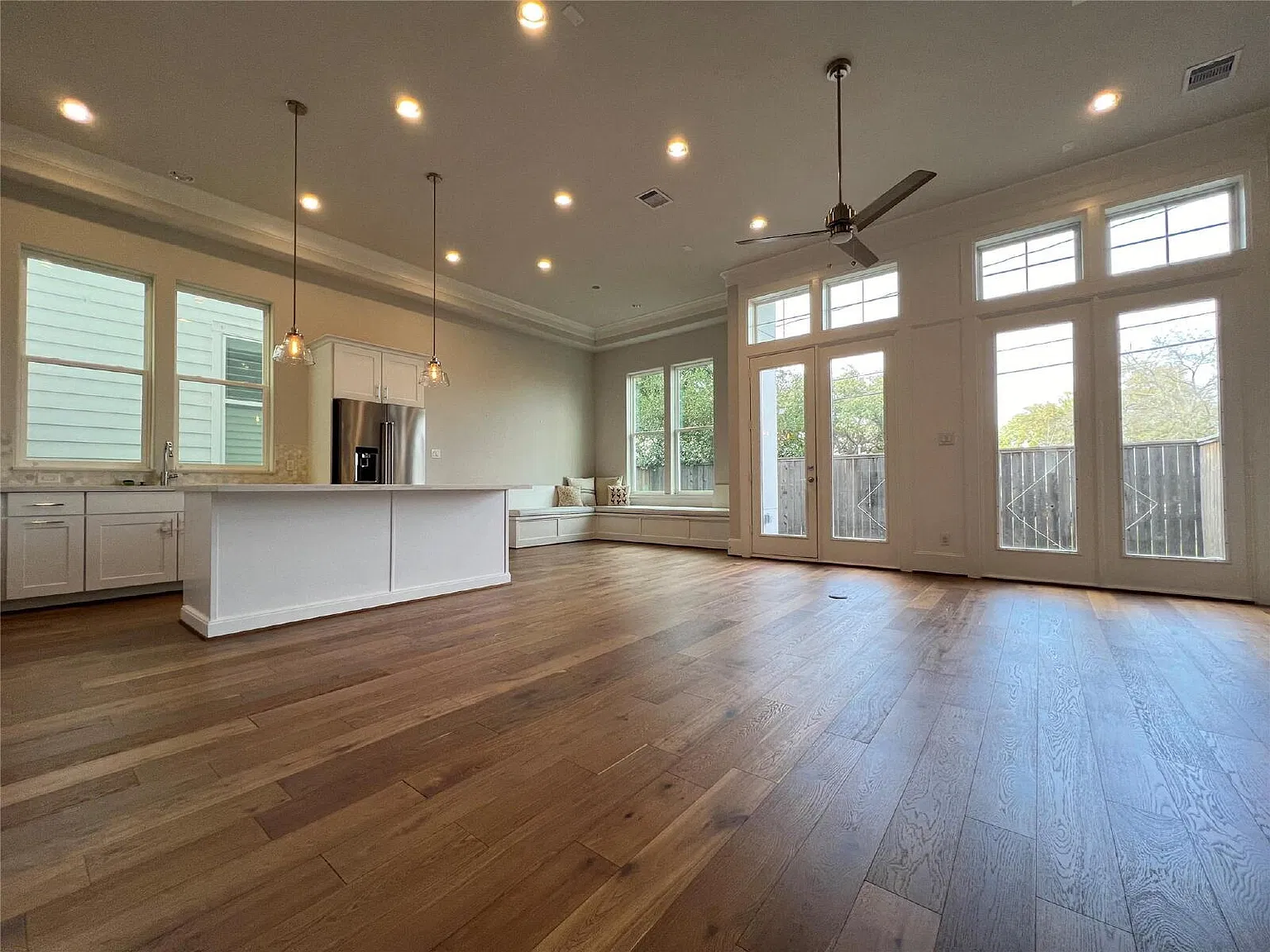 3 bed, 3.5 bath, 2720 sqft, $4,300 — Photo 4