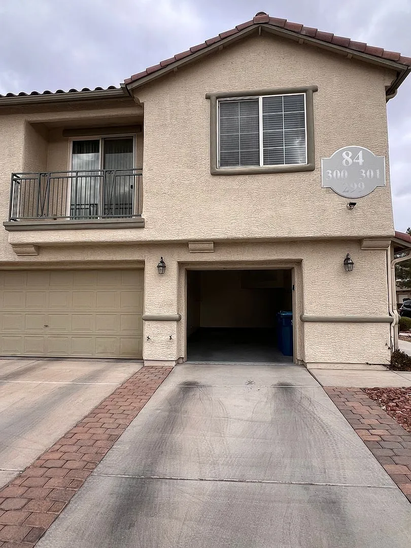 Southwest / Gated / Community pool and spa — Photo 3