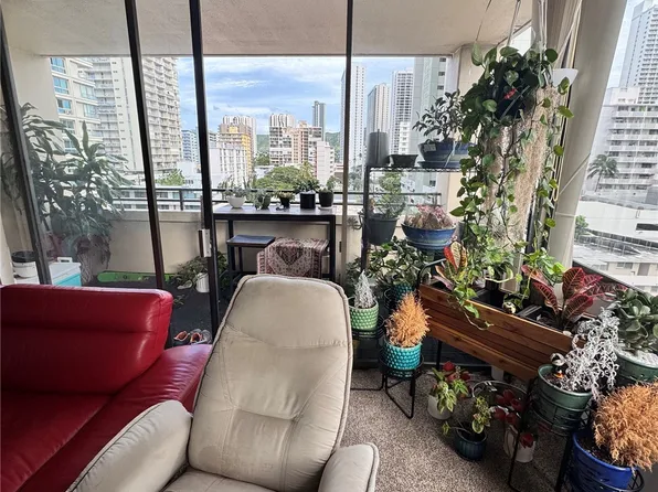 2410 Cleghorn St APT 803, Honolulu, HI 96815