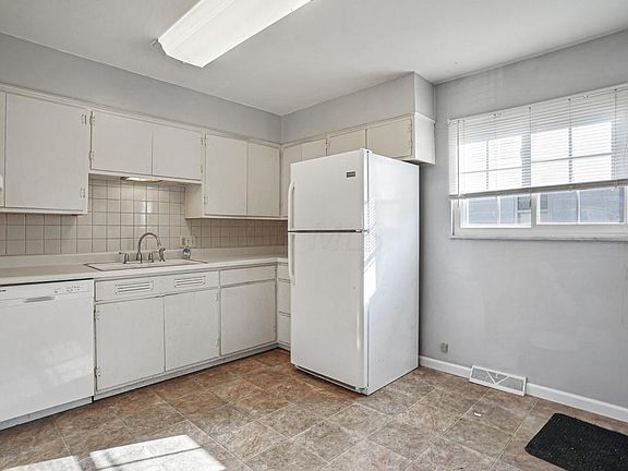 3rd image of 825 Davis Ave