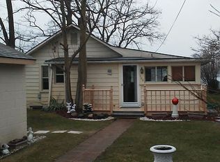 966 Round Lake Rd, White Lake, MI 48386