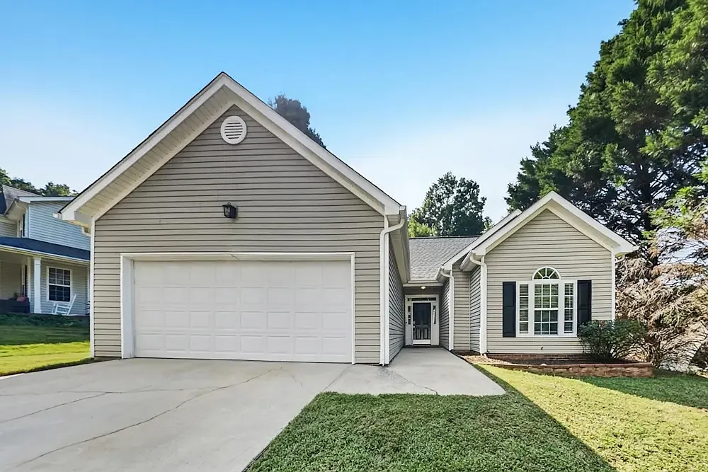 3 bed, 1255 sqft, $1,299 — Photo 2