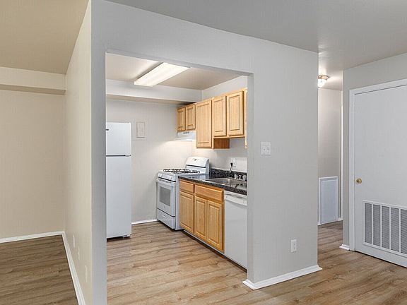 Kitchen-Classic (1BR,1BA-735 SF)