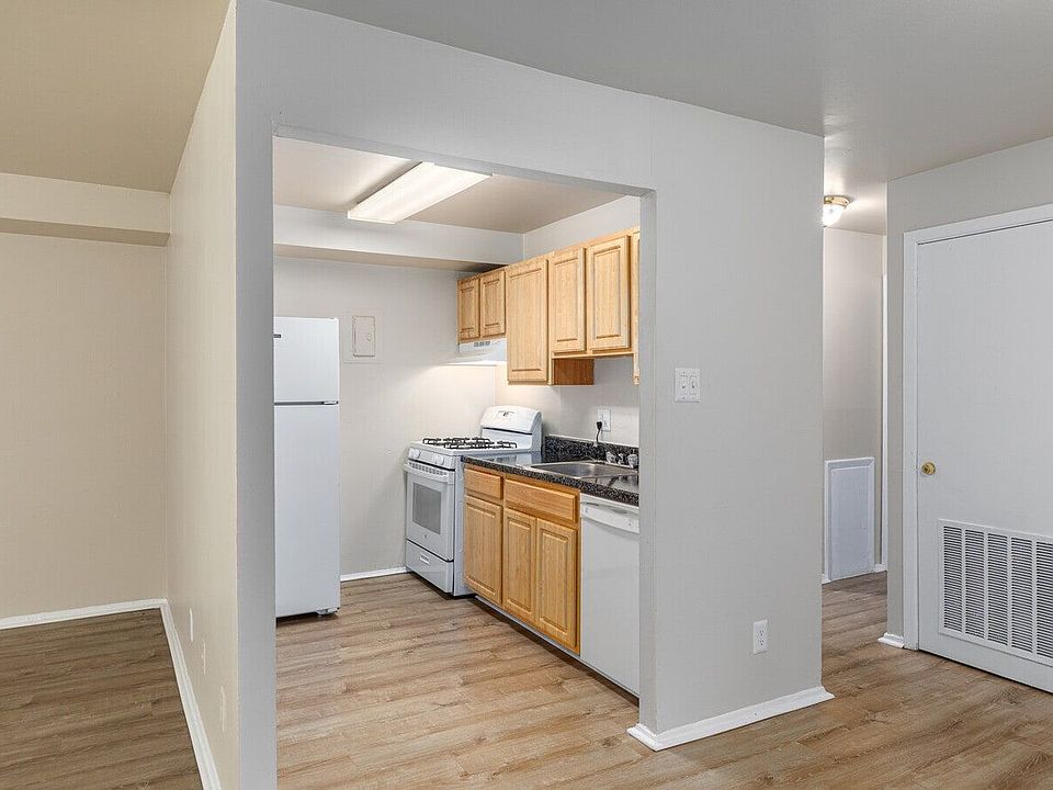 Kitchen-Classic (1BR,1BA-735 SF)