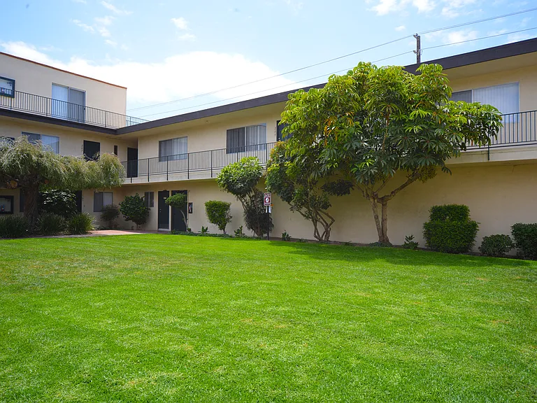 Ocean View Townhomes grass area behind pool
