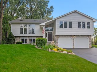 5N918 Kingswood Dr, St Charles, IL 60175