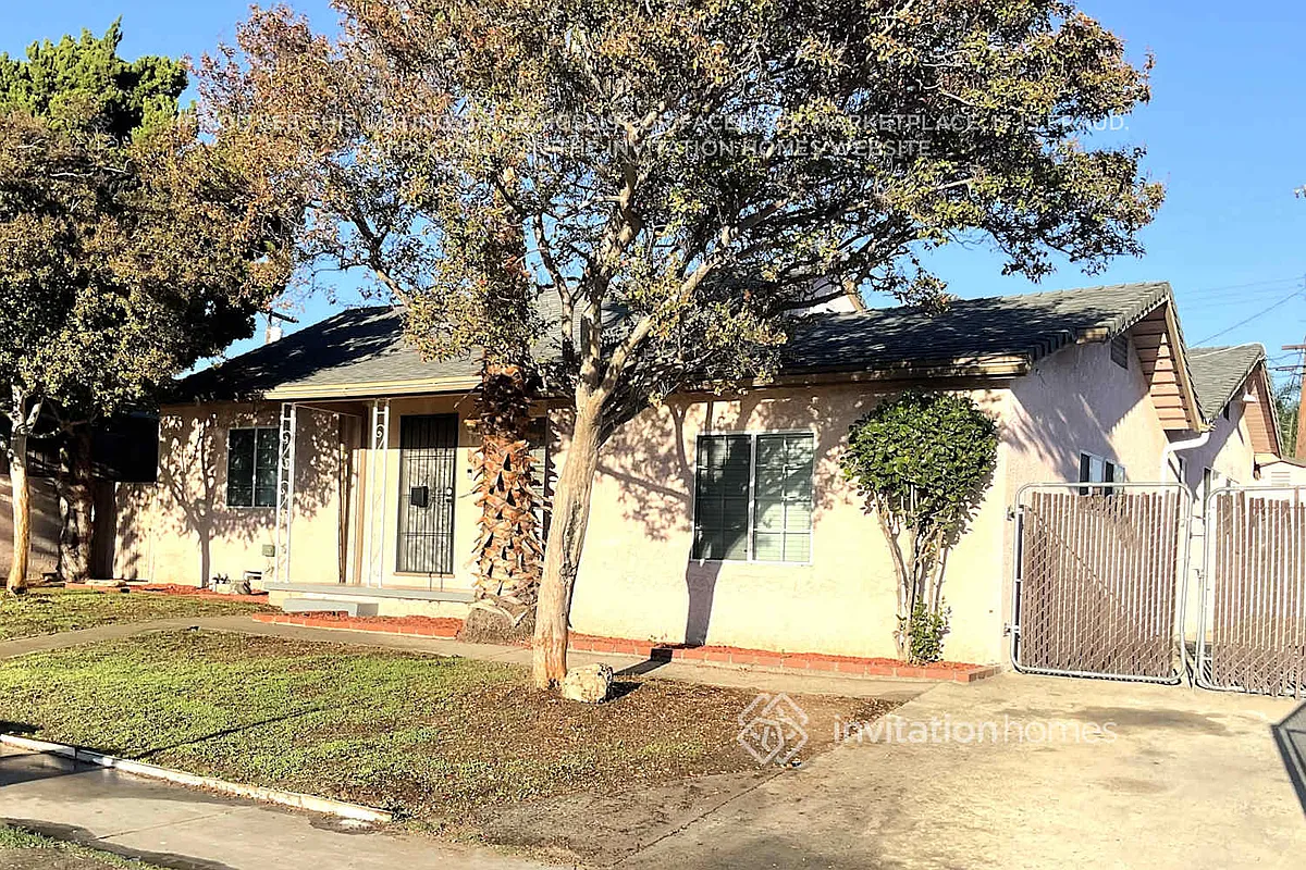 Building Photo - 8440 Hazeltine Ave