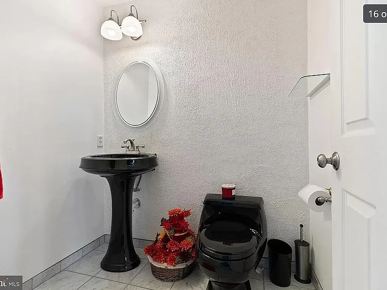 124 Versailles Ct — Photo 16