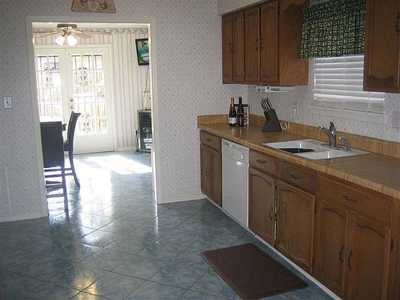 5th image of 4126 Blackberry Ln
