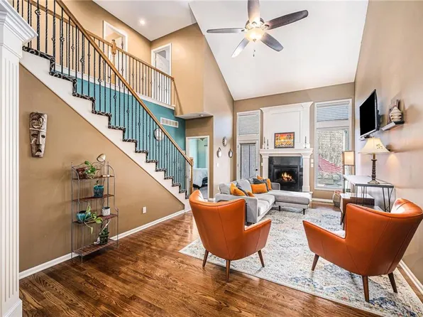 160 Pointe Dr, Kansas City, MO 64116