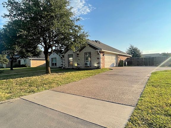 3rd image of 925 Princess Diana Dr