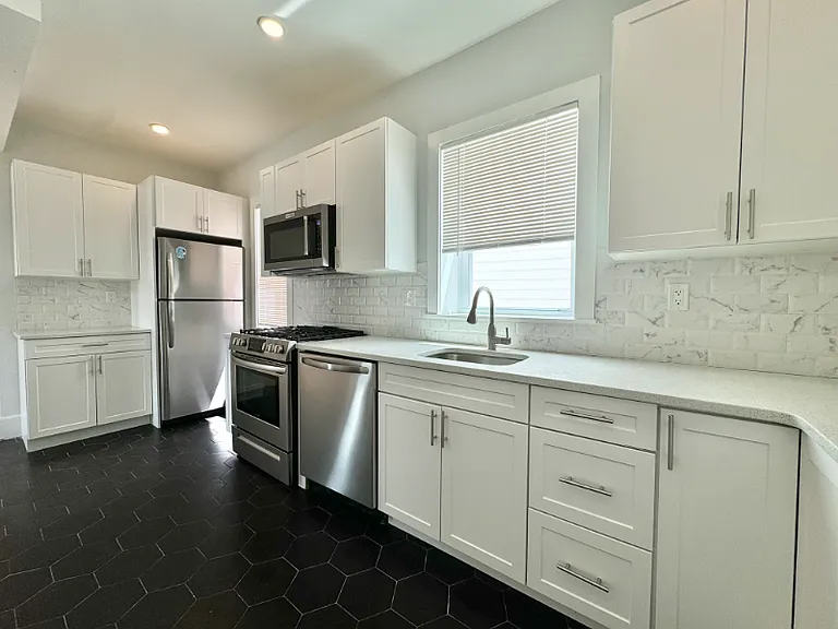 301 Hancock St #2 — Photo 2