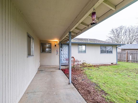 3rd image of 280 Honeysuckle St