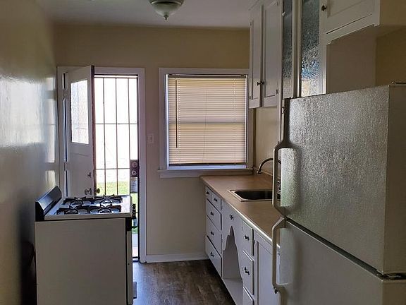 4th image of 520 E Willow St #24