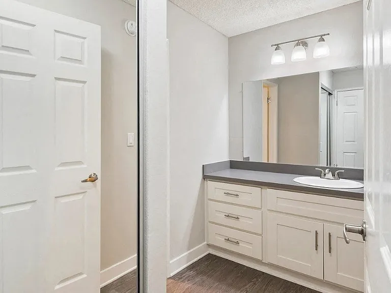 Kaitlin Court Apartments — Photo 4