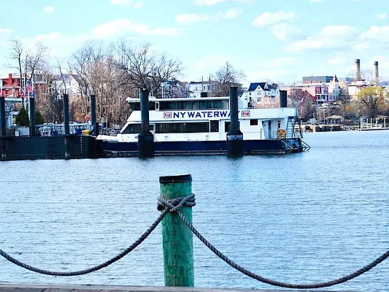 NY Waterway steps away for commuting easily to Westchester and Metro North Railways