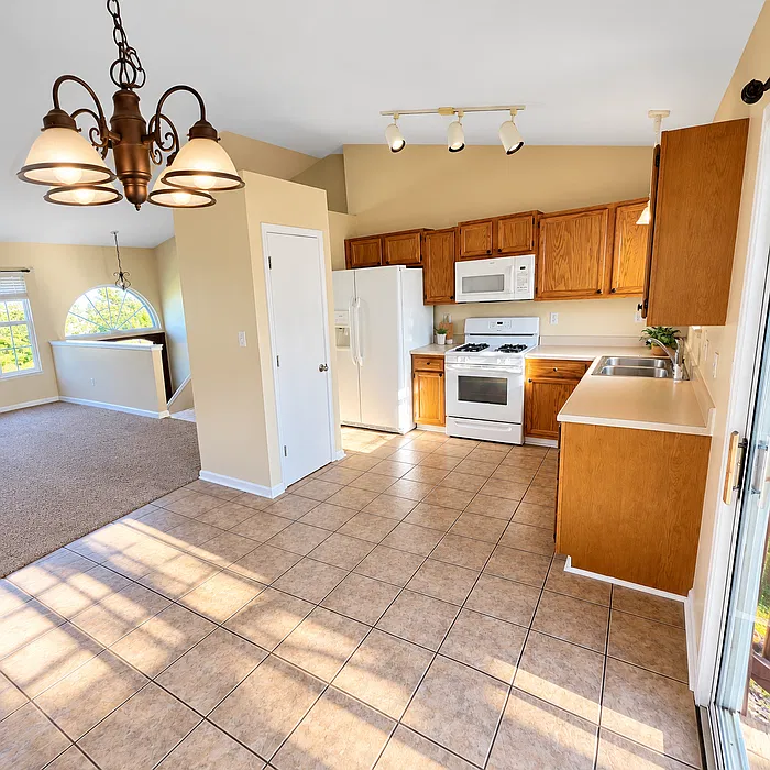 3 bed, 2.0 bath, 988 sqft, $2,400 — Photo 3