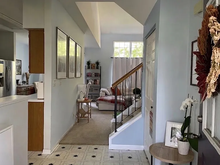 376 Maidstone Ct — Photo 6